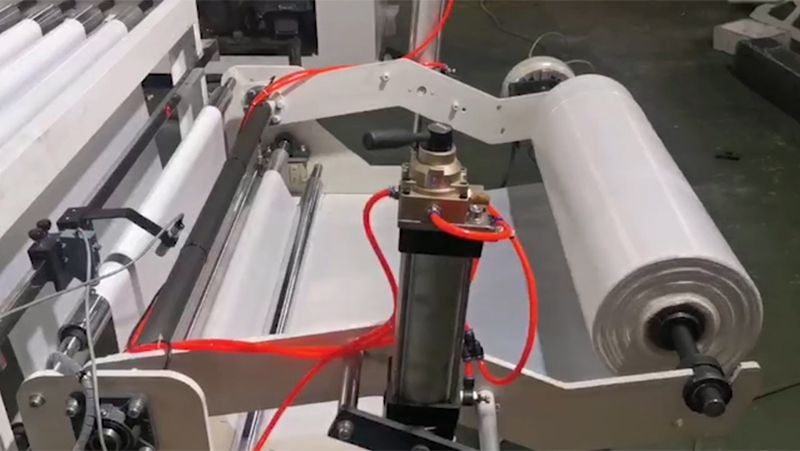 Автоматическая пакетоделательная машина для производства мусорных пакетов с завязкой